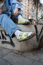 Charger l'image dans la galerie, sandales vegan et ecologique verte