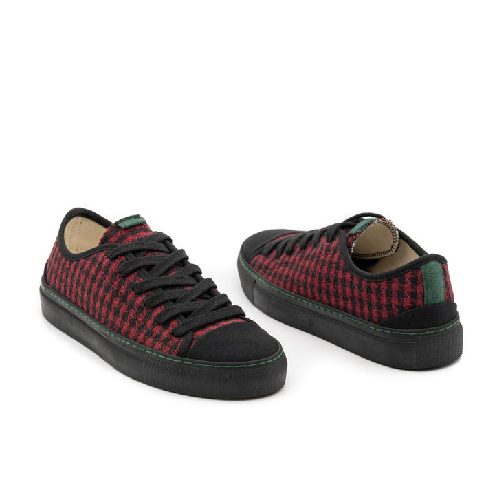 baskets à motifs carreaux rouge et noir