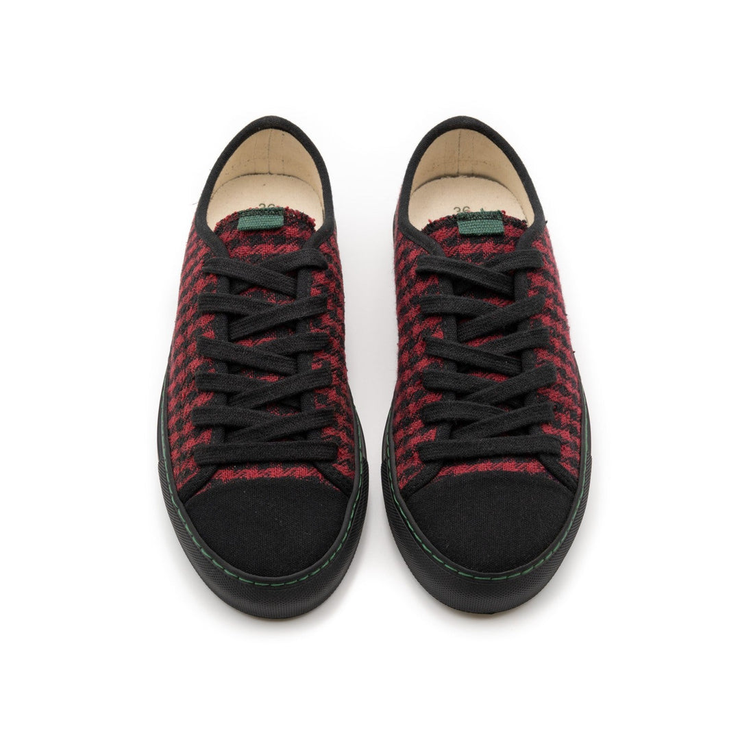 baskets à motifs carreaux rouge et noir