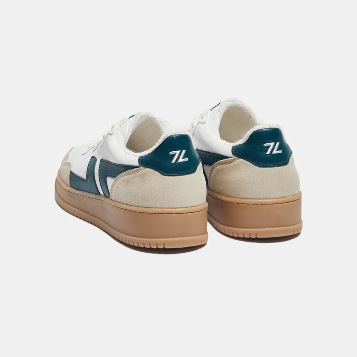 Baskets vegan confortables avec semelle épaisse. La basket est blanche avec le logo vert