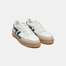 Load image into Gallery viewer, Baskets vegan confortables avec semelle épaisse. La basket est blanche avec le logo vert