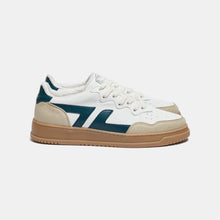 Load image into Gallery viewer, Baskets vegan confortables avec semelle épaisse. La basket est blanche avec le logo vert