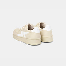 Load image into Gallery viewer, Vue arrière des baskets beiges ZETA B3, dévoilant les finitions du talon et du logo.
