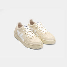 Load image into Gallery viewer, Vue frontale des baskets beiges ZETA B3, soulignant la forme et les détails du laçage.