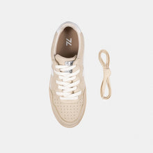 Load image into Gallery viewer, Vue de dessus des baskets beiges ZETA B3, affichant le design et la semelle.