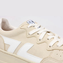 Load image into Gallery viewer, Gros plan des baskets beiges ZETA B3, mettant en évidence les textures et coutures.