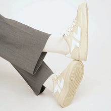 Load image into Gallery viewer, Baskets Beta B3 couleur beige portées, style minimaliste et confortable pour une mode responsable.