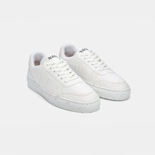 Charger l&#39;image dans la galerie, Paire de baskets blanches Alpha pour homme et femme, style épuré et écoresponsable.