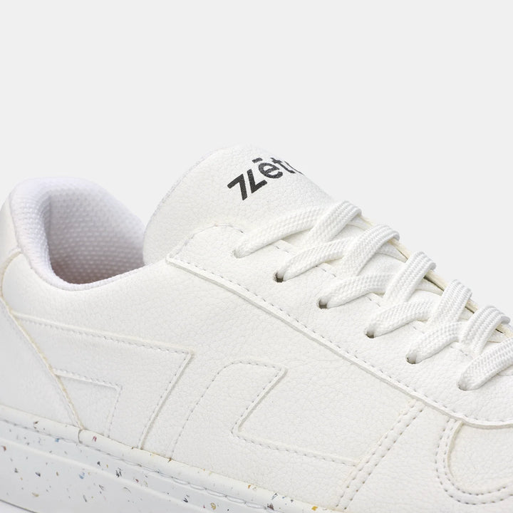 Détail des baskets blanches Alpha avec logo Zèta et matière recyclée en gros plan