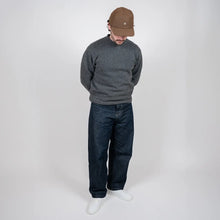 Charger l&#39;image dans la galerie, Baskets blanches Alpha portées par un homme en look casual avec jean, silhouette vue de face