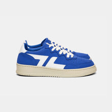 Load image into Gallery viewer, Vue latérale des baskets bleues ZETA B3 Cobalt, mettant en valeur leur style intemporel.