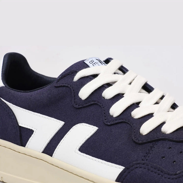Gros plan sur les baskets bleues ZETA B3 Marino, mettant en avant les détails et textures.