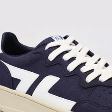 Load image into Gallery viewer, Gros plan sur les baskets bleues ZETA B3 Marino, mettant en avant les détails et textures.