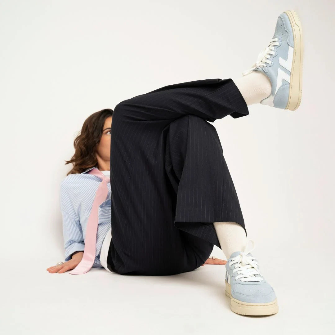 Baskets bleues Beta B3 couleur azul portées par un modèle, parfaites pour une tenue décontractée.