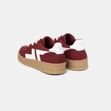 Load image into Gallery viewer, Vue arrière des baskets bordeaux ZETA B3, dévoilant les détails du talon et du logo.