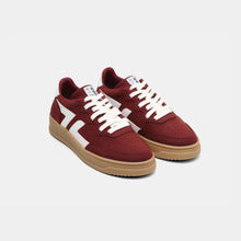 Load image into Gallery viewer, Vue frontale des baskets bordeaux ZETA B3, soulignant la coupe et les lacets.