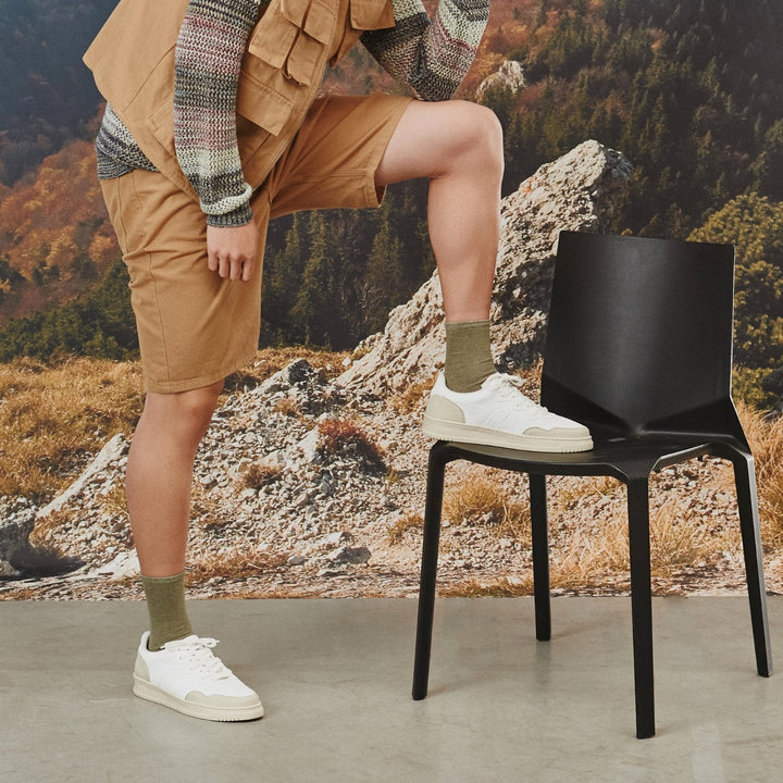 Baskets vegan blanches et beiges de la marque Zèta. La paire est portée par un mannequin 
