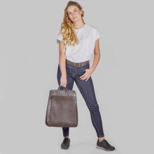 Charger l'image dans la galerie, sac  dos marron en cuir vegn