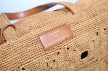 Charger l'image dans la galerie, Cabas en raphia marron Anjara et finitions Uppeal alternative au cuir,  Détails haut de gamme sac à main vegan intemporel moderne et durable