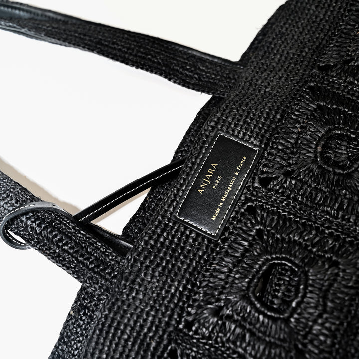 Cabas en raphia noir Anjara. Détails haut de gamme et finitions Uppeal alternative au cuir, sac à main vegan intemporel moderne et durable