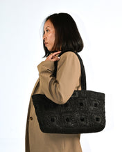 Charger l'image dans la galerie, Cabas en raphia noir Anjara porté épaule. Détails haut de gamme et finitions Uppeal noir alternative au cuir, sac à main vegan intemporel original et durable