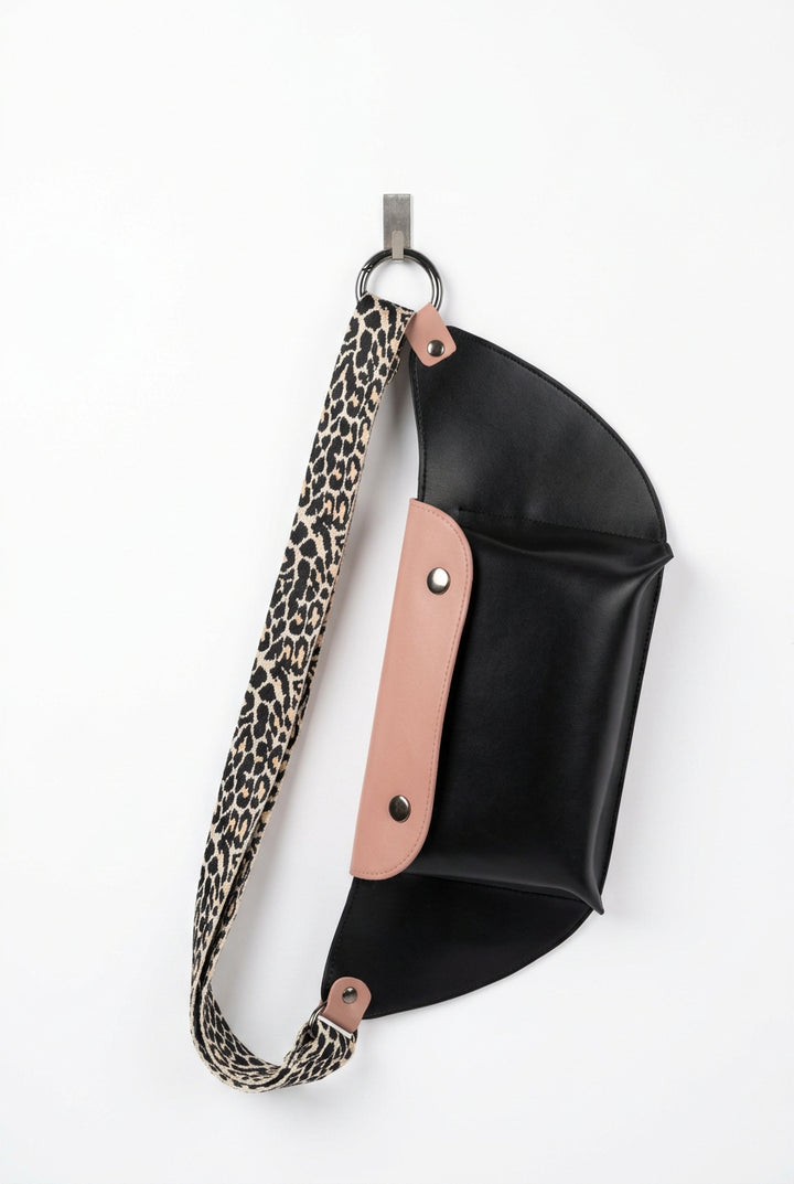 sacoche banane en cuir de pomme marque Atelier Ikigai
