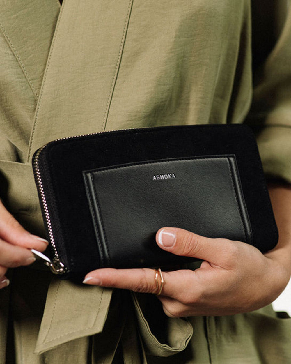 portefeuille compagnon en cuir vegan noir et faux suede.