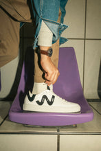 Charger l&#39;image dans la galerie, Baskets vegan pour homme personnalisées blanches et noires Wild Walker