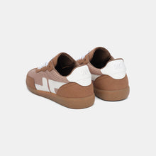 Load image into Gallery viewer, Vue arrière des baskets Cordura Moka, avec renforts visibles et semelle épaisse.