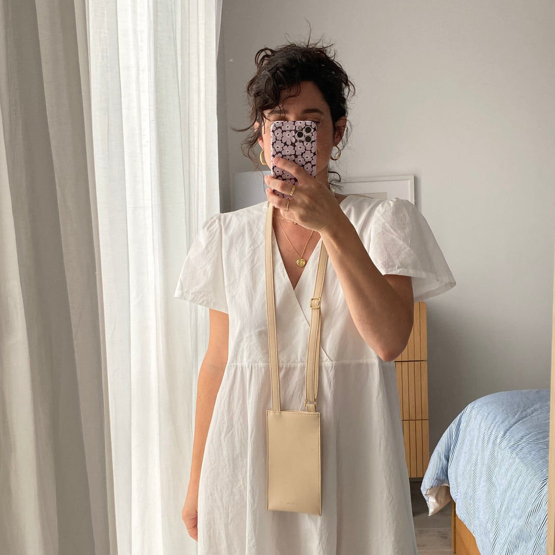 pochette télephone beige