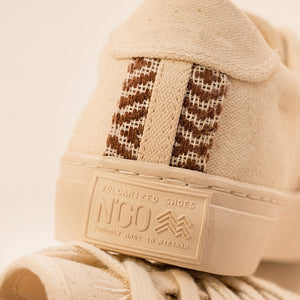 Rückansicht der Mai Chau Macchiato Sneaker mit detailreicher Stickerei entlang der Ferse.
Logo „N’GO Vulcanized Shoes – Proudly Made in Vietnam“ in geprägter Optik auf der Sohle.