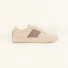 Charger l&#39;image dans la galerie, Seitliche Ansicht der veganen Mai Chau Macchiato Sneaker in Beige mit einzigartigem handgewebtem Muster.
Minimalistisches Design mit hochwertigen Materialien für maximalen Komfort.
