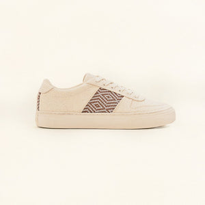 Seitliche Ansicht der veganen Mai Chau Macchiato Sneaker in Beige mit einzigartigem handgewebtem Muster.
Minimalistisches Design mit hochwertigen Materialien für maximalen Komfort.