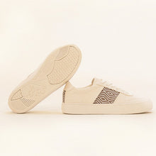Charger l&#39;image dans la galerie, Beige Sneaker auf hellem Hintergrund – eine Schuhsohle sichtbar, die andere zeigt das detailreiche Ethno-Muster.
Vegane Lifestyle-Sneaker mit nachhaltiger Sohle und traditioneller Webkunst.