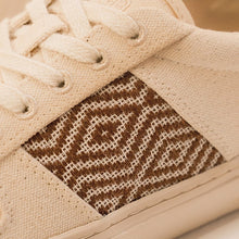 Charger l&#39;image dans la galerie, Nahaufnahme des braunen Ethno-Musters auf dem hochwertigen Canvas-Material der Sneaker.
Traditionelles vietnamesisches Handwerk trifft modernes Schuhdesign.
