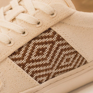 Nahaufnahme des braunen Ethno-Musters auf dem hochwertigen Canvas-Material der Sneaker.
Traditionelles vietnamesisches Handwerk trifft modernes Schuhdesign.
