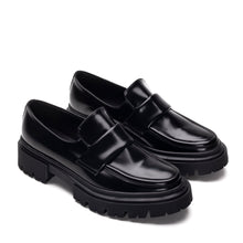 Load image into Gallery viewer, Zapato vegano mocasín moderno negro con suela chunky y forro transpirable