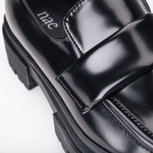 Load image into Gallery viewer, black loafers flat shoes moccasin in vegan leather microfibers ridged sole