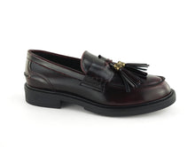 Load image into Gallery viewer, Mocassins rouge bordeaux vernis vegan