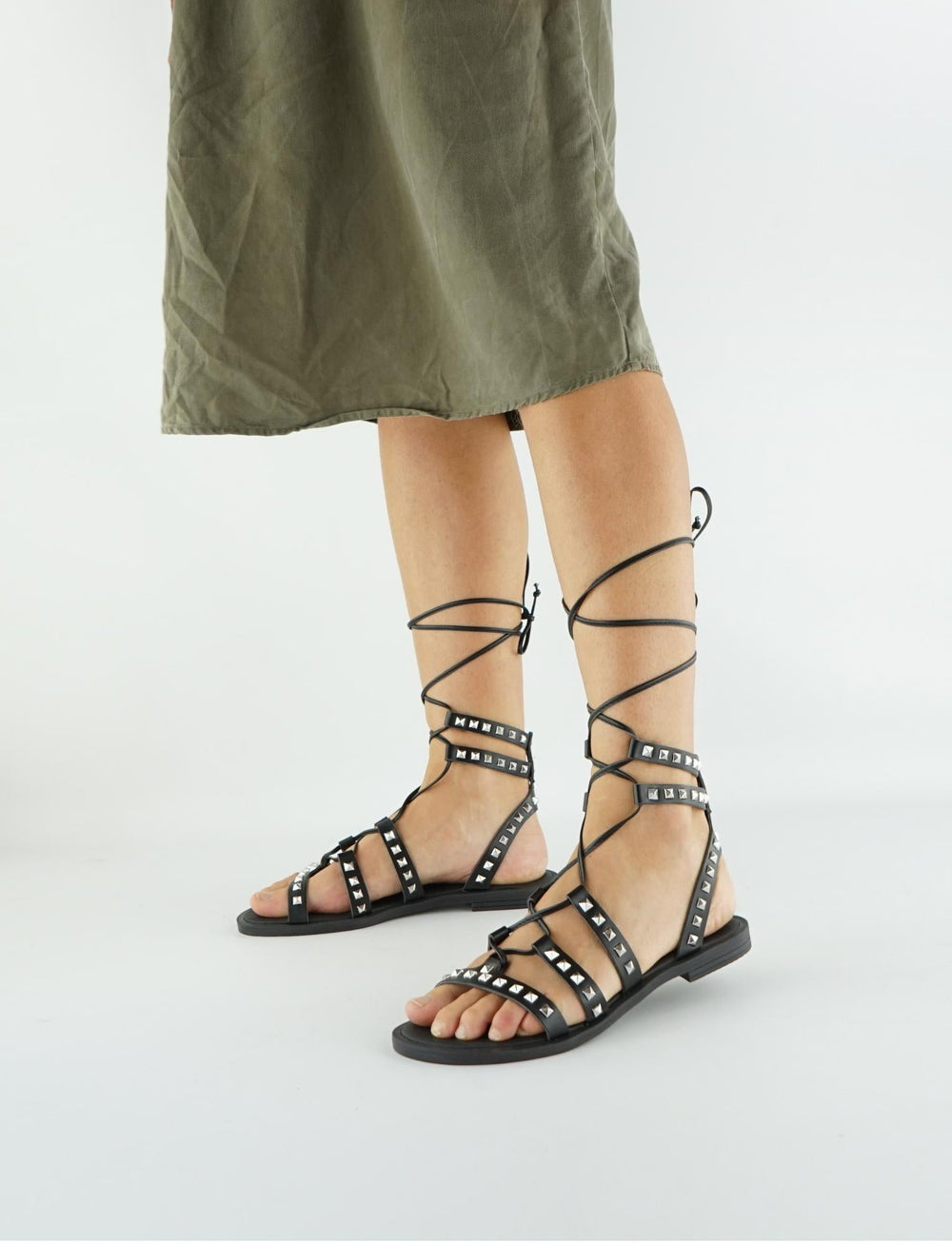 sandales en cuir vegan noir avec clous argentés