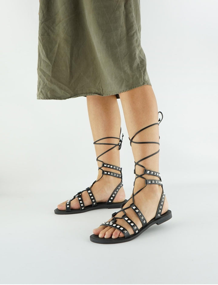 sandales en cuir vegan noir avec clous argentés
