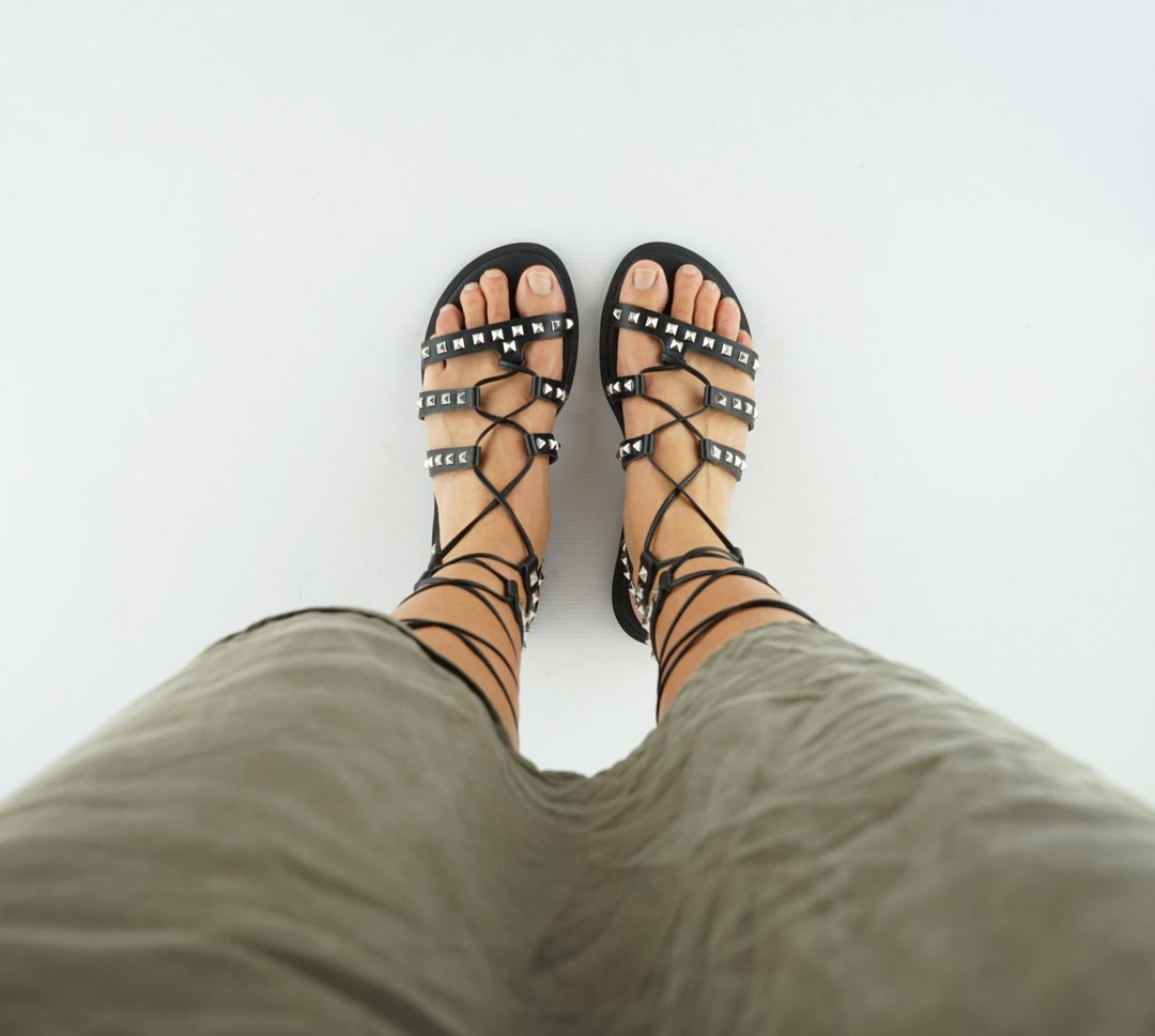 sandales en cuir vegan noir avec clous argentés