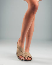 Load image into Gallery viewer, Sandalias veganas planas destalonadas con tirantes criss-cross y suela acolchada