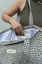 Load image into Gallery viewer, grand sac cabas jacquard noir et blanc