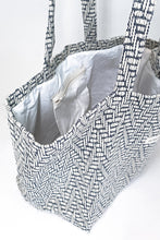 Load image into Gallery viewer, grand sac cabas jacquard noir et blanc