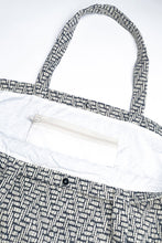 Load image into Gallery viewer, grand sac cabas jacquard noir et blanc