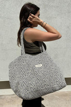 Load image into Gallery viewer, grand sac cabas jacquard noir et blanc