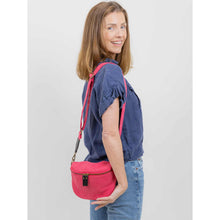 Charger l&#39;image dans la galerie, Sac Bandoulière Estival Fuchsia Porté