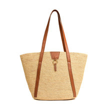 Charger l'image dans la galerie, Sac à main vegan Anjara panier en raphia naturel et Uppeal alternative au cuir traditionnel, design parisien intemporel, citadin et durable