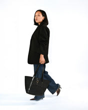 Charger l'image dans la galerie, Sac à main vegan made in france Anjara panier en raphia noir et Uppeal alternative au cuir traditionnel, design intemporel, citadin et durable